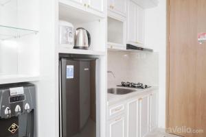 Comfort and Modern Studio at Tree Park Cikokol Apartment By Travelio