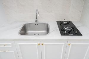 Comfort and Modern Studio at Tree Park Cikokol Apartment By Travelio