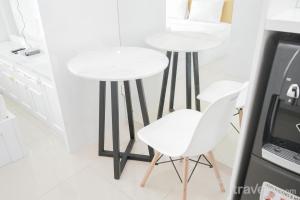 Comfort and Modern Studio at Tree Park Cikokol Apartment By Travelio