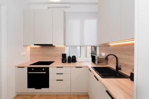 Spacious & Stylish Athens Apartment - Walk to Metro