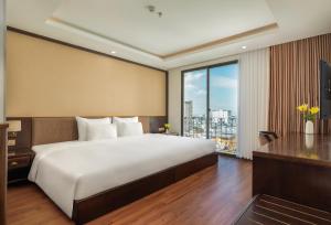 Phòng Executive có giường cỡ King và Ban công (Executive King Room with Balcony)