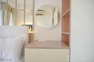Homey and Cozy Stay Studio Belmont Residence Puri Apartement By Travelio