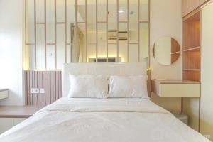 Homey and Cozy Stay Studio Belmont Residence Puri Apartement By Travelio