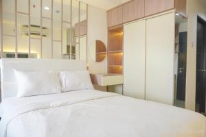 Homey and Cozy Stay Studio Belmont Residence Puri Apartement By Travelio