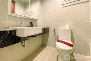 Cozy Studio Room at West Vista Apartment By Travelio