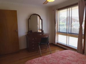 Charming Three-Bedroom Holiday Home Near Tourist Attractions