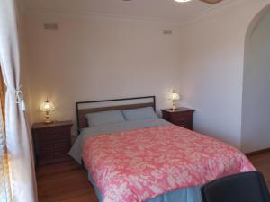 Charming Three-Bedroom Holiday Home Near Tourist Attractions