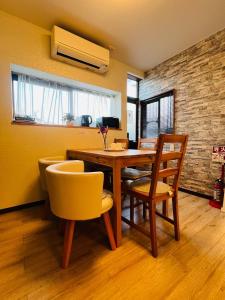 雅 Private Entire House, Sleeps 11, Direct Access to Kansai Airport, 5-Min Walk to Tengachaya Station, Close to Namba & Shinsekai!