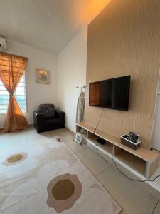 Private Studio Viana Court Service Apartment 3 with private parking