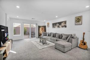 The Modern Gem - Sparkling New Villa