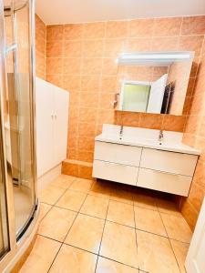 Cosy 2BR Apartment La Défense, 10min walk Metro