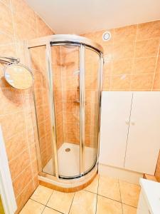 Cosy 2BR Apartment La Défense, 10min walk Metro