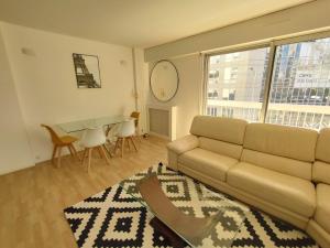 Cosy 2BR Apartment La Défense, 10min walk Metro