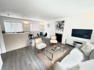 Split Level 2 Bed Apartment- Mayfair