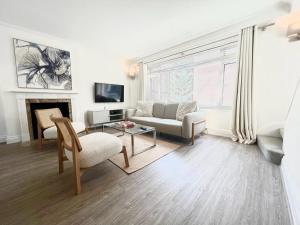 Split Level 2 Bed Apartment- Mayfair
