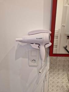 Appartements 06 - Tres joli 2 pieces neuf climatise pour 1 a 4 personnes avec 3 lits, vue sur jardin, parking privatif gratuit, grand fourgon possible, tout le linge de maison est fourni : photos des chambres