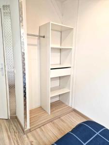 Appartements 06 - Tres joli 2 pieces neuf climatise pour 1 a 4 personnes avec 3 lits, vue sur jardin, parking privatif gratuit, grand fourgon possible, tout le linge de maison est fourni : photos des chambres