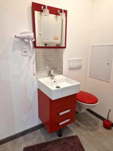 Appartements 06 - Tres joli 2 pieces neuf climatise pour 1 a 4 personnes avec 3 lits, vue sur jardin, parking privatif gratuit, grand fourgon possible, tout le linge de maison est fourni : photos des chambres