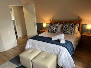Spacious George self catering apartment for families, golfers, business travellers and couples 1 queen bed 2 sleeper couches