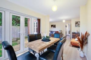 Modern Comfort 4 Bedroom, 3 Bath House in Maidenhead