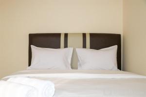 Best Strategic 2BR Apartment at Green Palm Residence By Travelio