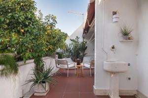 MARIUCI RESIDENCE with Lush terrace and Private Garage