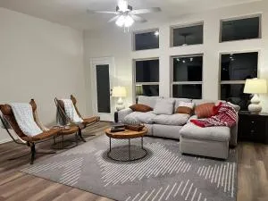 Balmoral LakeSide 5br 4ba House - 亨博尔