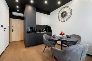 Luksusowe, Klimatyzowane Studio w Centrum Katowic z Pięknym Widokiem na Miasto, Wanną z Hydromasażem, Biurkiem i Parkingiem by Renters Prestige