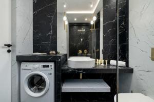 Luksusowe, Klimatyzowane Studio w Centrum Katowic z Pięknym Widokiem na Miasto, Wanną z Hydromasażem, Biurkiem i Parkingiem by Renters Prestige