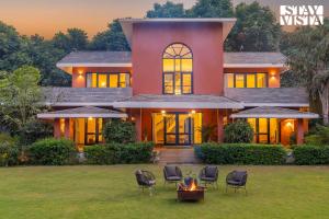 StayVista at The Manvi Estate - Pool, WiFi & Bonfire