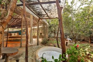 SaffronStays Maativan - 4BR Pet-Friendly Eco Villa with Private Pool, Nature Walks & Activities