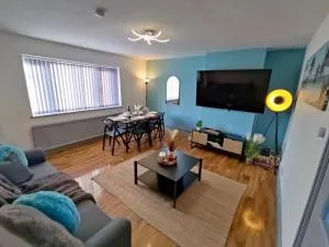 Comfortable 3 Bedrooms Leeds Beach House - Ideal for Family and Contractors with Free Parking for 2 cars - Free WiFi - Projector - Smart light - Knowsthorpe