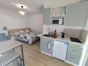 Studio with garden and pool, easy Nîmes access