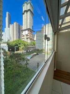 Ap com piscina perto do mar