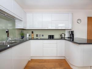 2 Bedroom Riverside Apartment 301-Free Parking