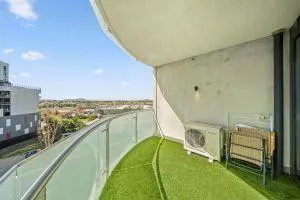 Bright 2-Bed Apartment with Scenic Balcony - Bywong