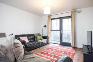Contemporary 2BR Flat in Dublin's Cultural Hub - Dolphinʼs Barn