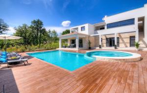 Villa Onyx for 12 people near Porec with 65 private pool and jacuzzi