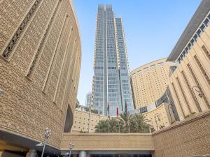 Burj Khalifa & Fountain From Your Balcony Near Dubai Mall & Metro