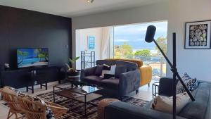 The Salty Whale - 3BD APT - Central Sea Views