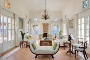 Exclusive 6 Br Villa with Infinity Pool and Sea Access