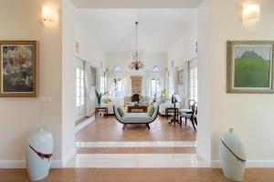 Exclusive 6 Br Villa with Infinity Pool and Sea Access