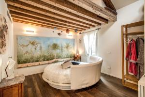 Stunning Venetian Apartment by Biennale Gardens