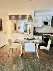 Apartamento a 300m Beira Mar-Meireles! Serviço Diário e Wi-fi 650Mb!