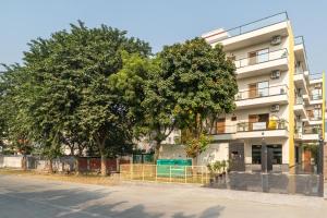 Lime Tree Hotel & One Bed Room Serviced Apartment Nearby Noida Sector 50 Metro & Medanta Hospital with Party Venue