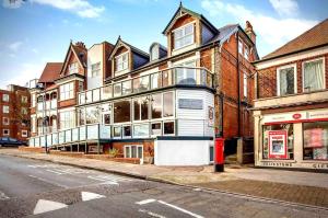 Modern 2 Bedroom Apartment with Sea view