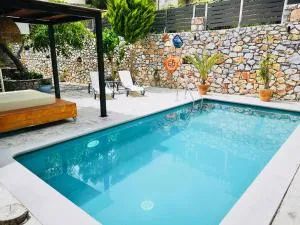 Spacious Maistrali Villa, private pool & garden - Argoulés