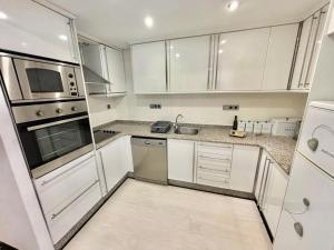 Spacious Ground-Floor Studio Apartment with Large Patio in Bellaluz