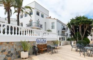 Spacious Ground-Floor Studio Apartment with Large Patio in Bellaluz