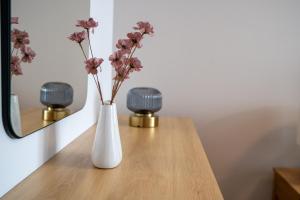 CityScape Blush Pink, Cozy modern apt